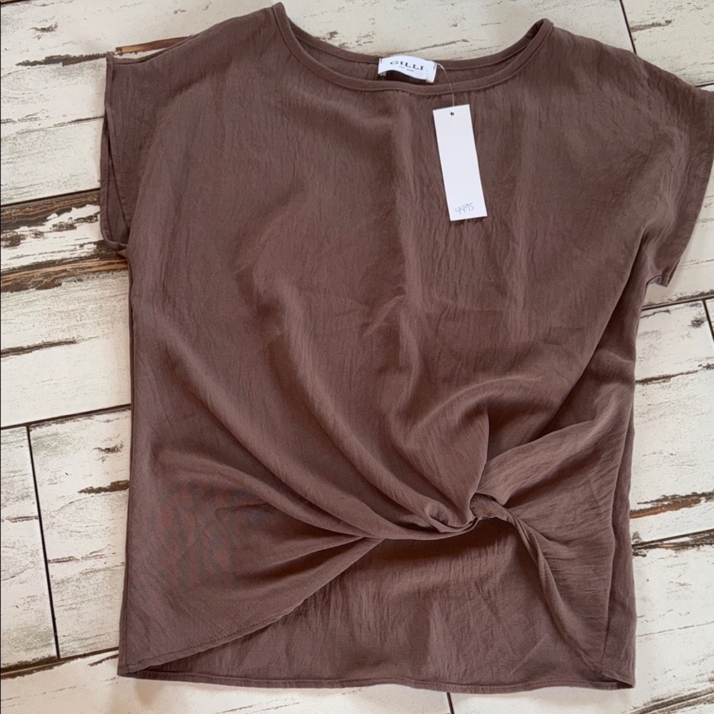 New with tags Gilli boutique brand brown twist front blouse